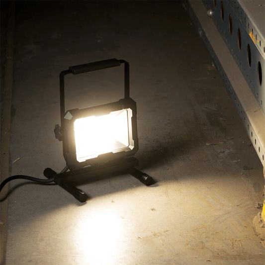 LED bouwlamp op standaard S-rek waterdicht met stekker – 50 Watt