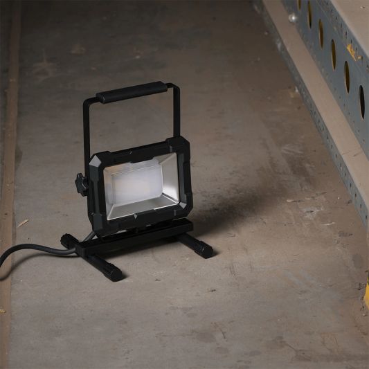 LED bouwlamp op standaard S-rek waterdicht met stekker – 50 Watt