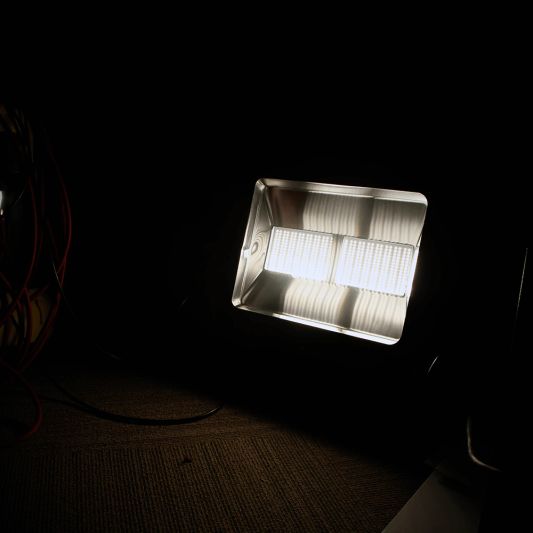 LED bouwlamp op standaard waterdicht klasse 2 – 150 Watt