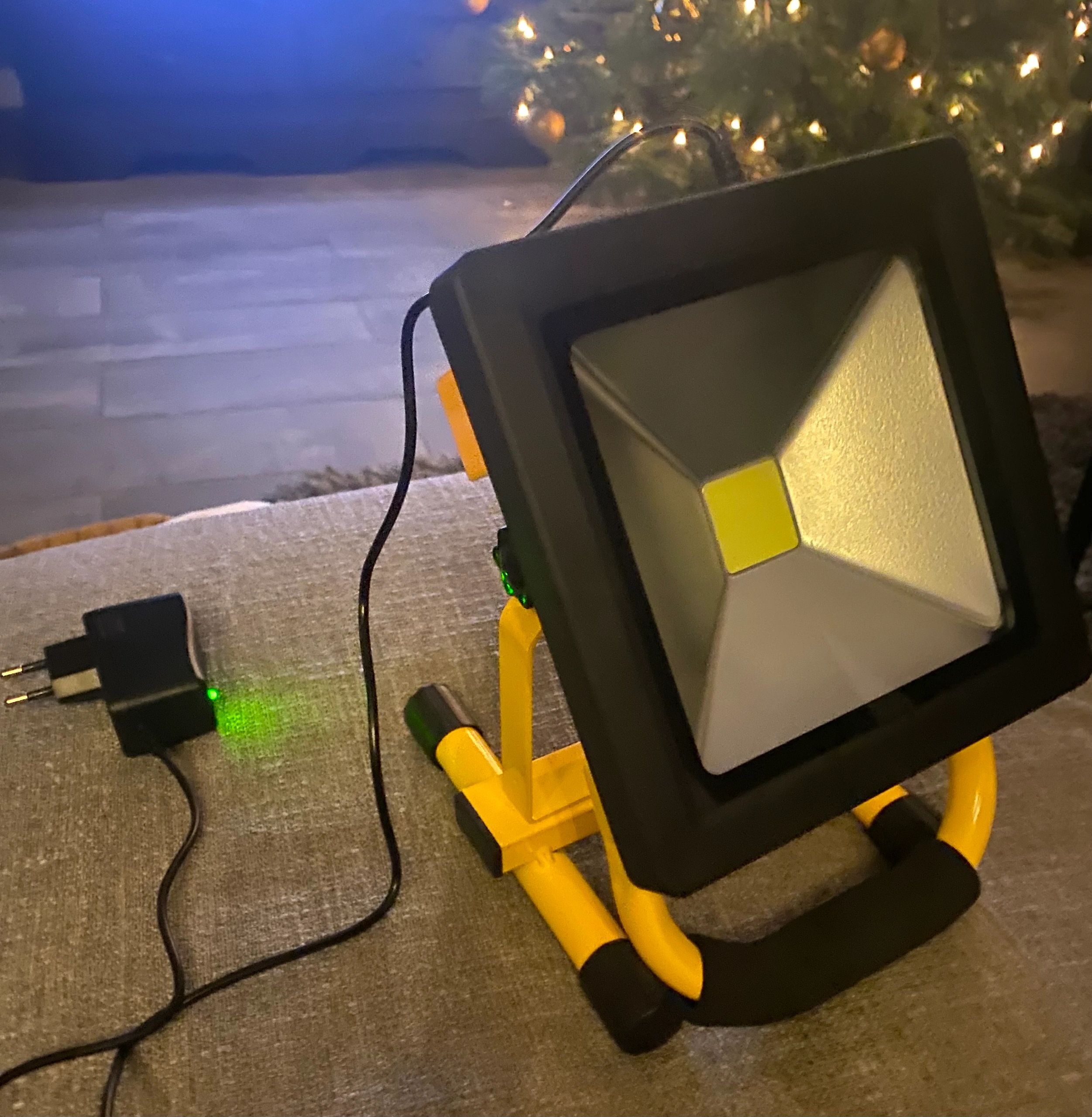 Oplaadbare LED bouwlamp op accu met grondstandaard – 20 Watt